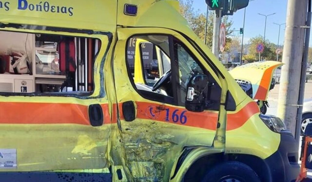 Τροχαίο στο Χαϊδάρι: Η στιγμή που η μηχανή καρφώνεται στο ασθενοφόρο που πέρασε με κόκκινο (βίντεο)
