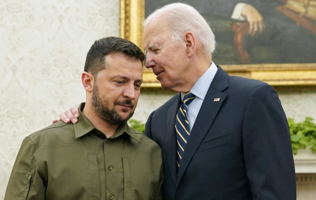 Μετά τους πυραύλους, τα χρήματα: Ο Μπάιντεν διαγράφει περίπου 5 δισ. χρέος της Ουκρανίας στις ΗΠΑ