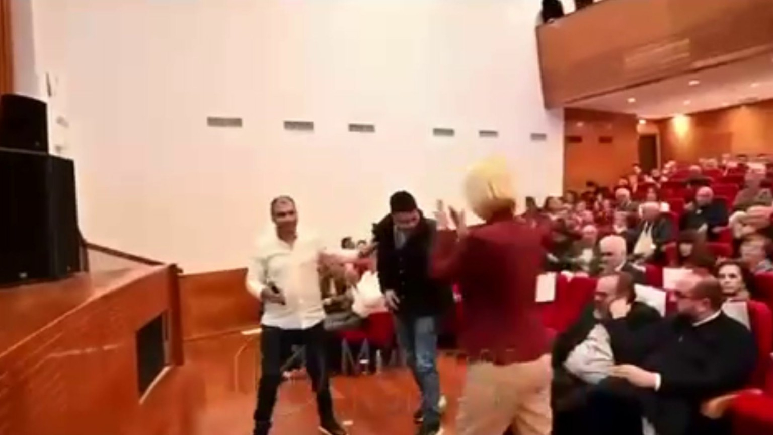 Απίστευτο περιστατικό με την Κ. Μονογυιού: Ο ομιλητής «έκραζε» τον Κυριάκο, η βουλευτής της ΝΔ τον χειροκροτούσε με ενθουσιασμό (Βίντεο)