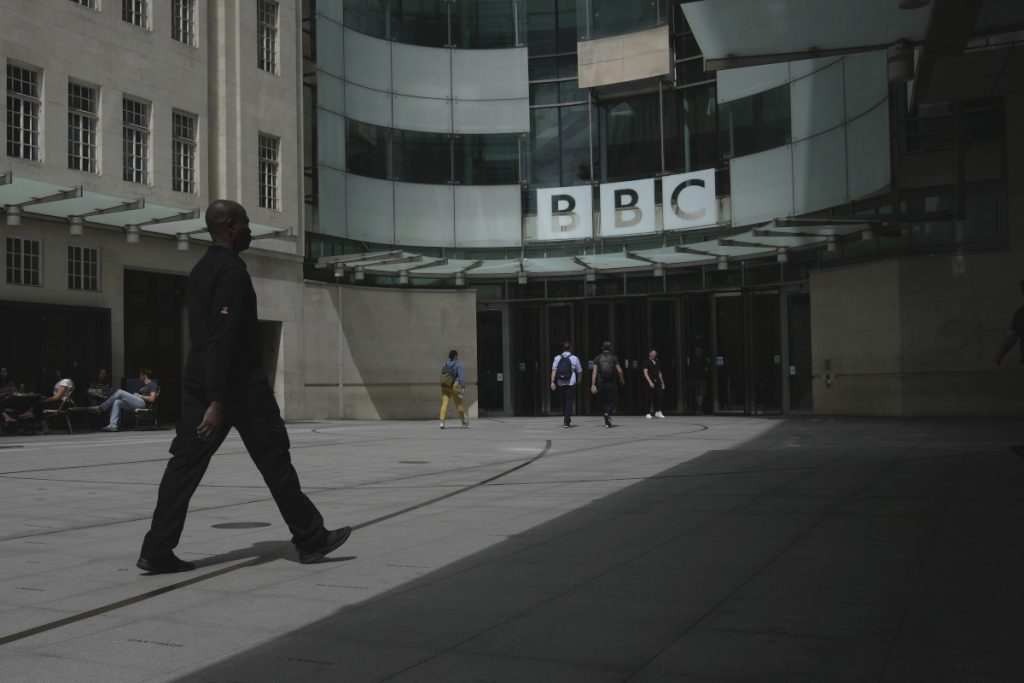 Βρετανία: «Σύννεφα» για το μέλλον του BBC – Επανεξετάζεται η κρατική χρηματοδότηση του φορέα