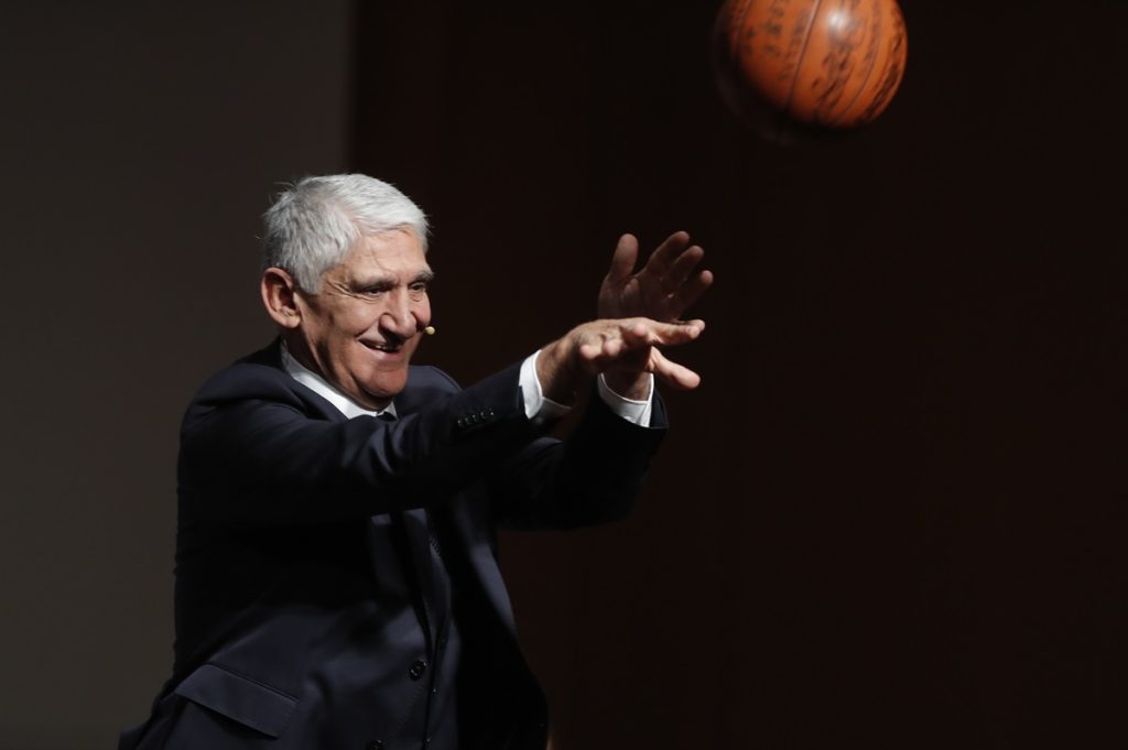 Ο «τρωτός άτρωτος» Γιαννάκης: Παρουσίαση αυτοβιογραφίας με την μπάλα του Eurobasket 1987 και τα τρόπαια (εικόνες)