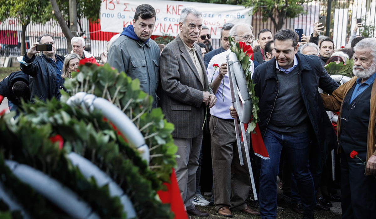 Κατέθεσε στεφάνι στο Πολυτεχνείο ο Αλέξης Τσίπρας (βίντεο)