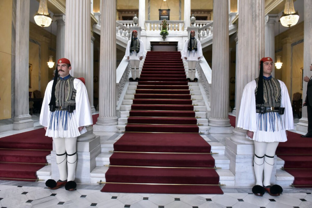 Οι «μνηστήρες» της Ηρώδου Αττικού – Τι συμβαίνει με τον Δένδια, οι άλλοι υποψήφιοι