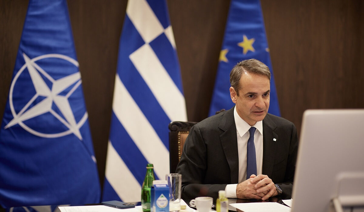 Το παρασκήνιο της απόφασης Μητσοτάκη να στηρίξει με στρατιωτικό υλικό την Ουκρανία