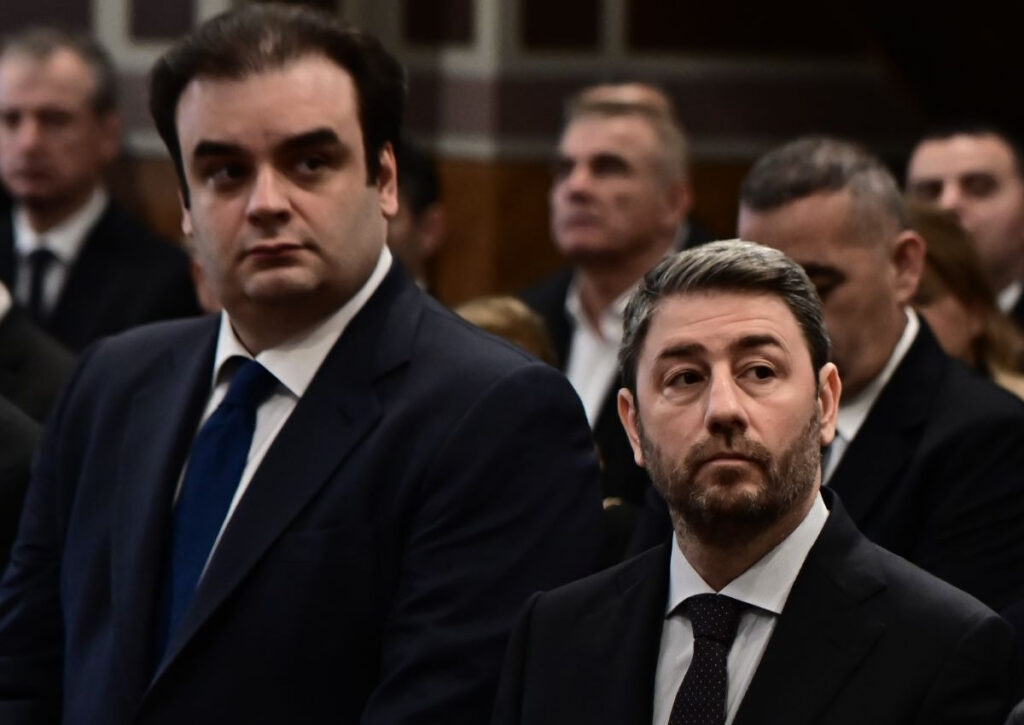 Όταν πατάς σε δύο βάρκες…