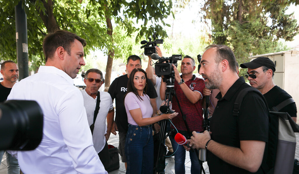 Ο Κασσελάκης θα συναντηθεί με τους εργαζομένους σε «Αυγή» και «Κόκκινο» – Ο διάλογος έξω από τα γραφεία του ΣΥΡΙΖΑ