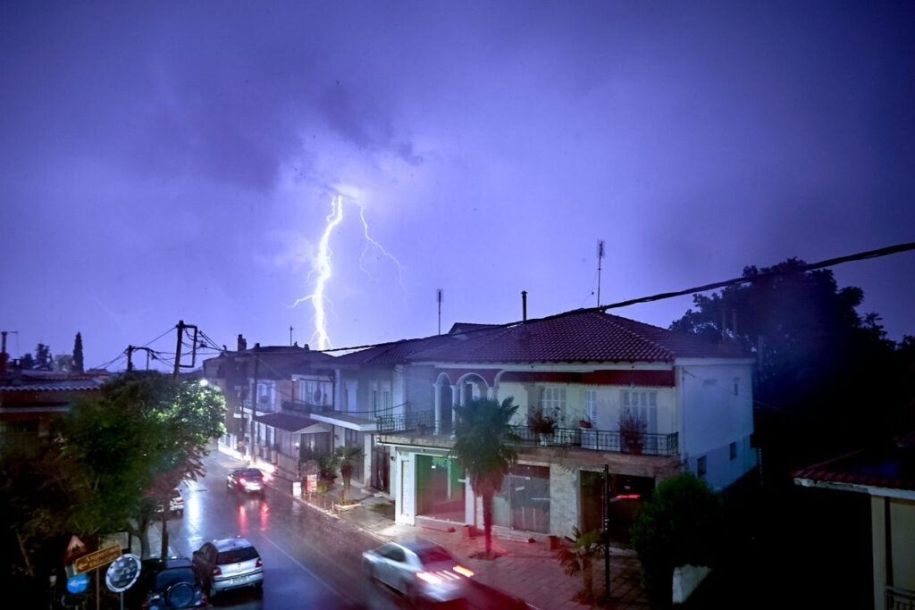 Νέα κακοκαιρία από την Τρίτη: Βροχές, καταιγίδες, αλλά και χιόνια