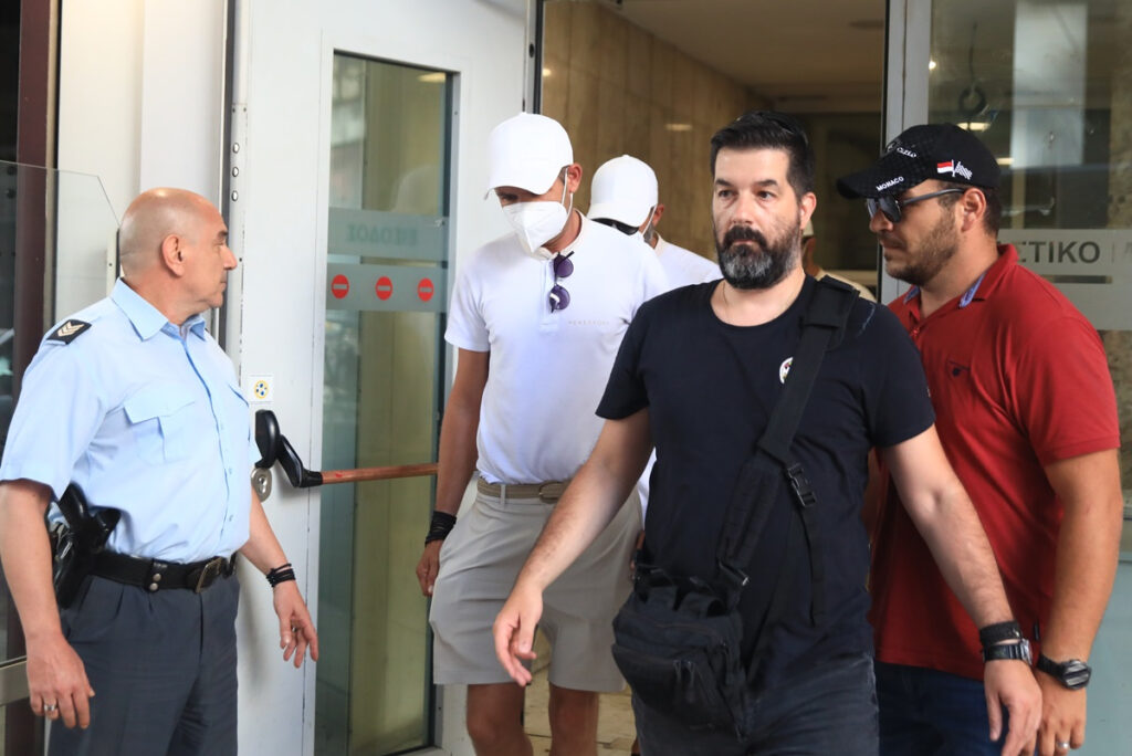 Φωτιά στην Ύδρα: Αρνήθηκαν όλα τα μέλη του πληρώματος ότι πέταξαν πυροτεχνήματα
