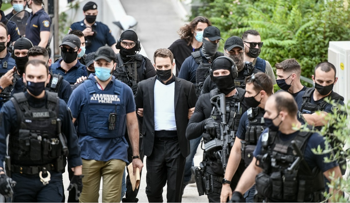 Γλυκά Νερά: Προθεσμία να απολογηθεί την Τρίτη πήρε ο Μπάμπης Αναγνωστόπουλος – Ανέκφραστος και με παγωμένο βλέμμα