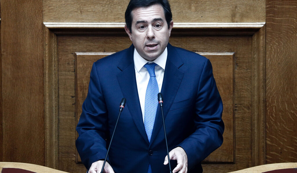 Οι φωτιές «έκαψαν» τον Μηταράκη, έλειπε σε διακοπές – Στη θέση του ο Γ. Οικονόμου