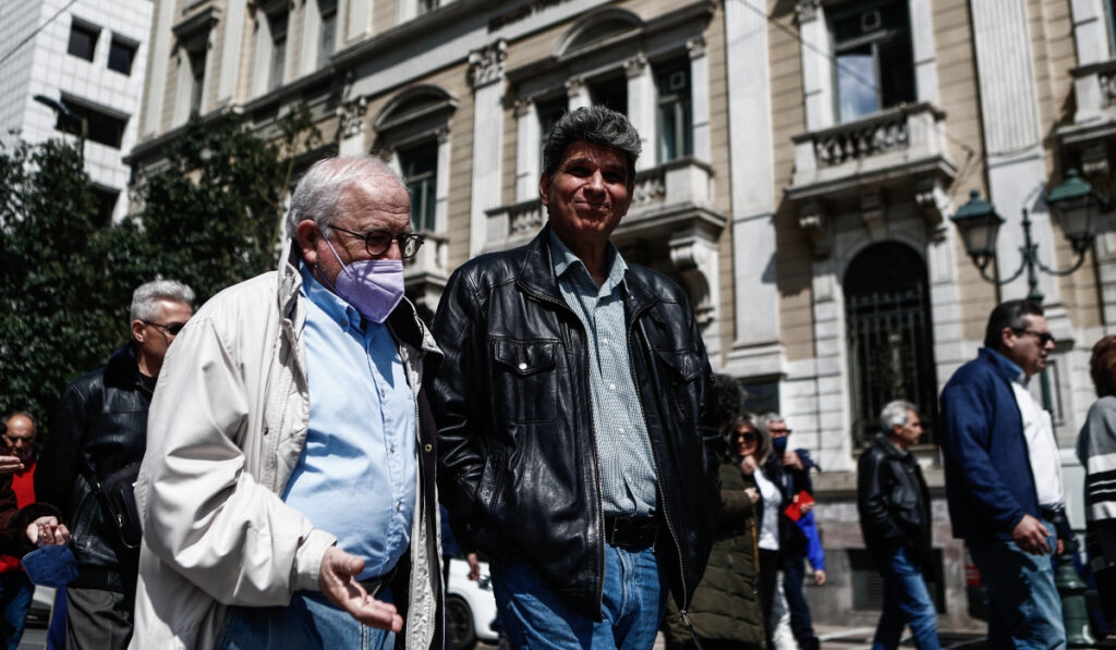 Ασφαλιστικό: Κίνητρα… εργασίας στους συνταξιούχους αντί για προστασία από την ακρίβεια