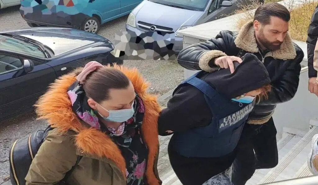 Βέροια: Με αλεξίσφαιρο στα δικαστήρια η μητέρα που σκότωσε το μωρό της – «Ντροπή σου»