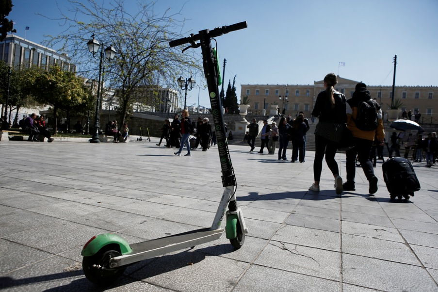 Πάνω από 40 ηλεκτρικά πατίνια που ρίχτηκαν στον Θερμαϊκό θα… ψαρέψει ο Δήμος