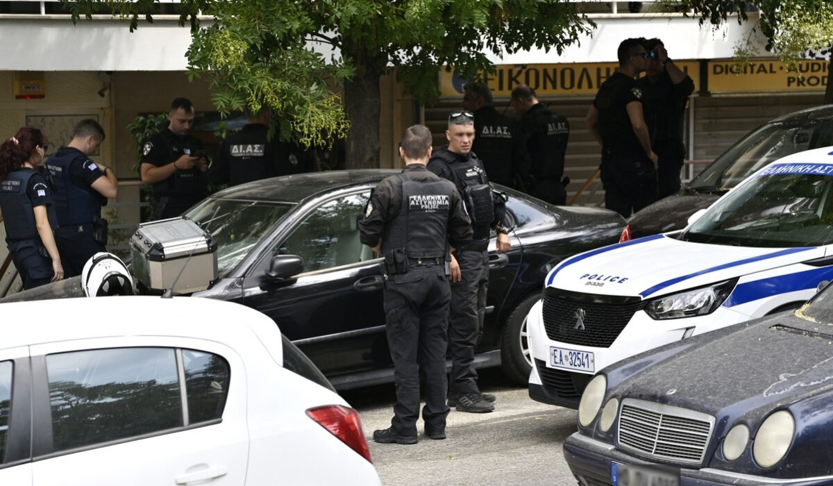 Τα «παράλογα» της ΕΛΑΣ: Αστυνομικός των 4.500 ευρώ συνυπηρετεί με αστυνομικό των 1.000 ευρώ – «Γη και ύδωρ» για αποσπάσεις