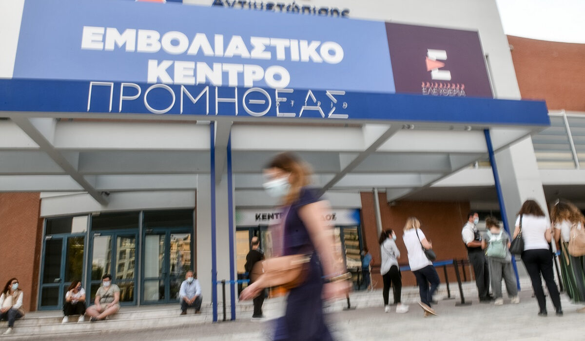 Ποιοι ανεμβολίαστοι θα κάνουν τα επικαιροποιημένα εμβόλια