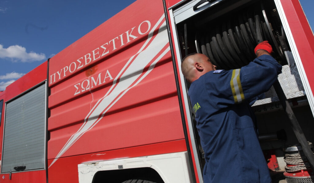 Υπό έλεγχο η φωτιά σε διαμέρισμα στο Περιστέρι