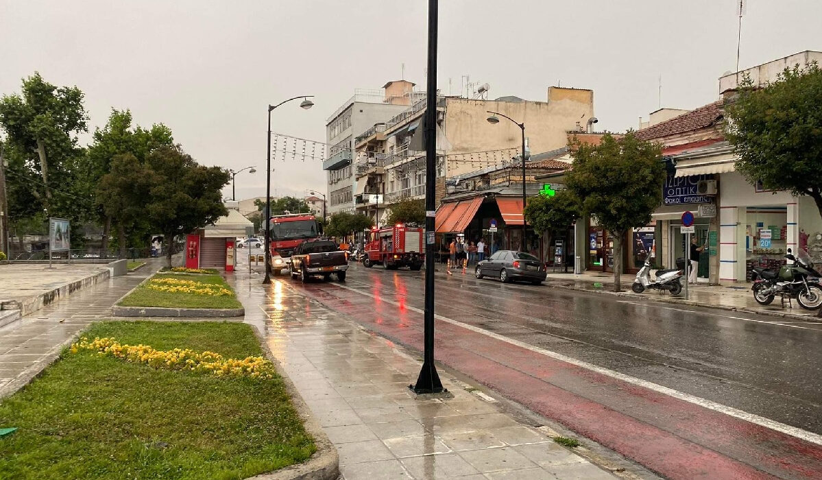 Ξαφνικό μπουρίνι στα Τρίκαλα ξήλωσε στέγες (φωτογραφίες)