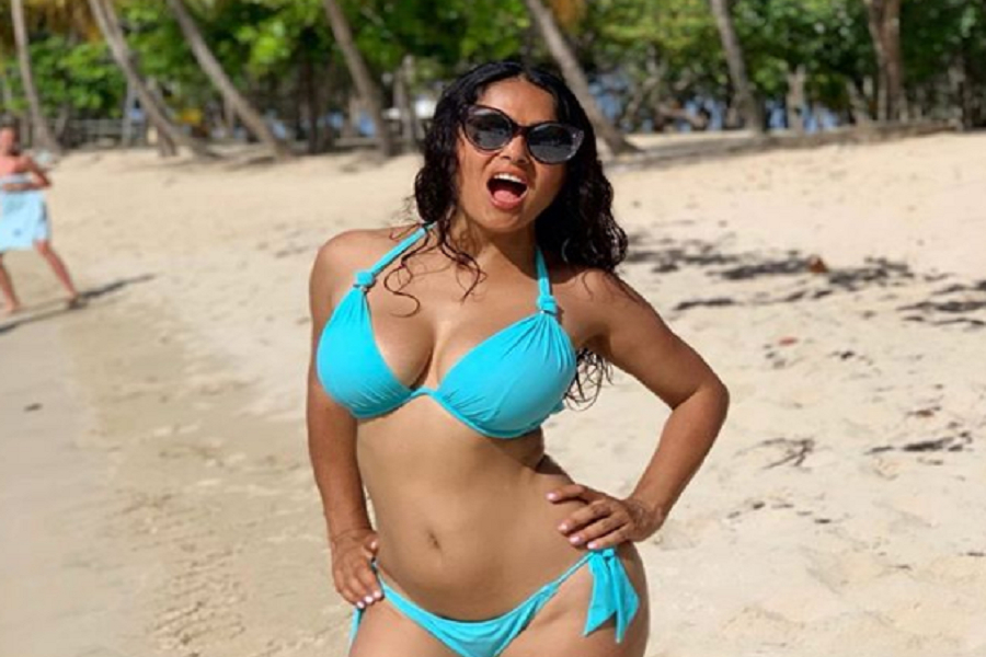 Η Salma Hayek γιορτάζει γυμνή 12 εκατομμύρια followers στο instagram
