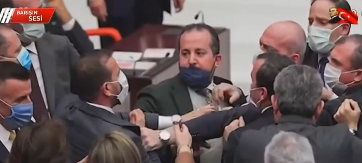 Τουρκία: «Μαύρο» σε καινούριο κανάλι και πανδαιμόνιο με ξύλο στη Βουλή (Βίντεο)