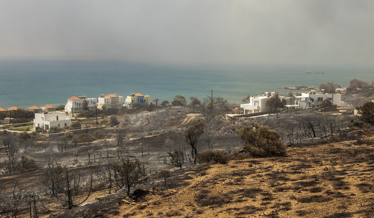 Φωτιά στη Ρόδο: Στάχτη πάνω από 145.000 στρέμματα – Δραματικές εικόνες από την καταστροφή