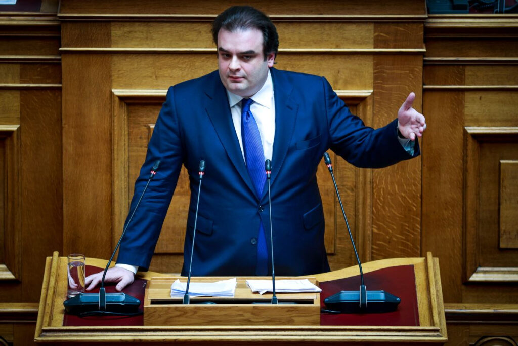 «Δεν φοβάμαι, δεν εκβιάζομαι» – Η αντίδραση Πιερρακάκη μετά τη ρήψη φυλλαδίων στο σπίτι του