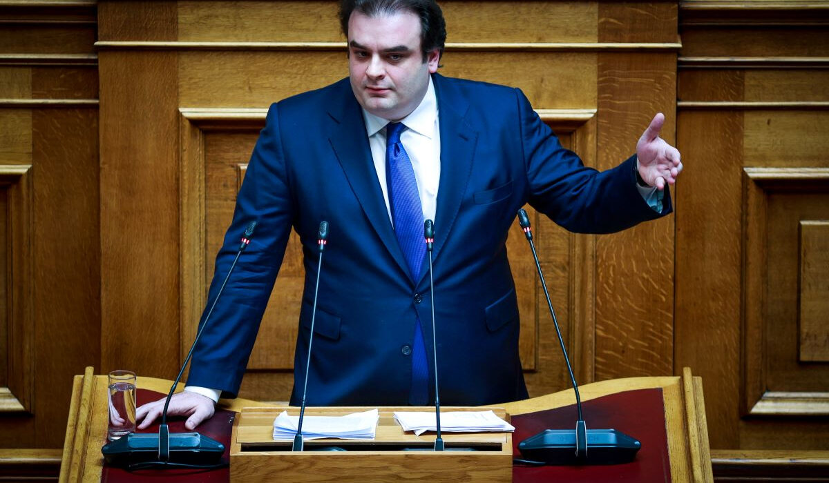 «Δεν φοβάμαι, δεν εκβιάζομαι» – Η αντίδραση Πιερρακάκη μετά τη ρήψη φυλλαδίων στο σπίτι του