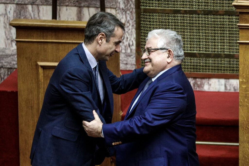 Υποκριτικά και υστερόβουλα σχόλια για τον Κώστα Τζαβάρα μετά την «παραίτηση»
