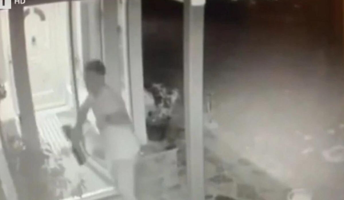 Θεσσαλονίκη: Άρπαξε τη σκούπα και έδιωξε τους διαρρήκτες (βίντεο)