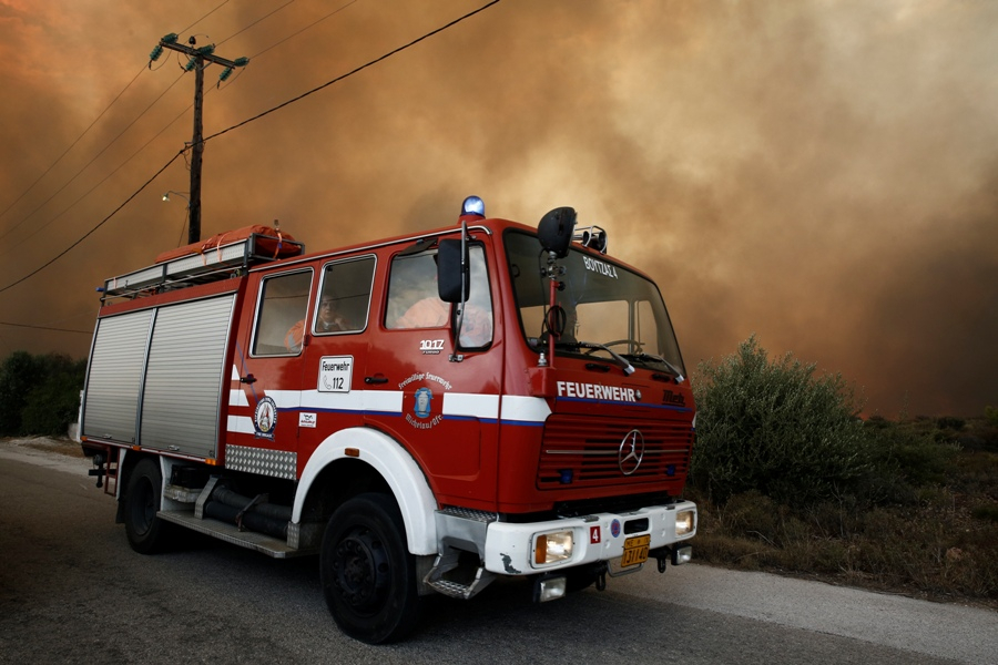 Σε εξέλιξη πυρκαγιά στην Κερατέα Αττικής