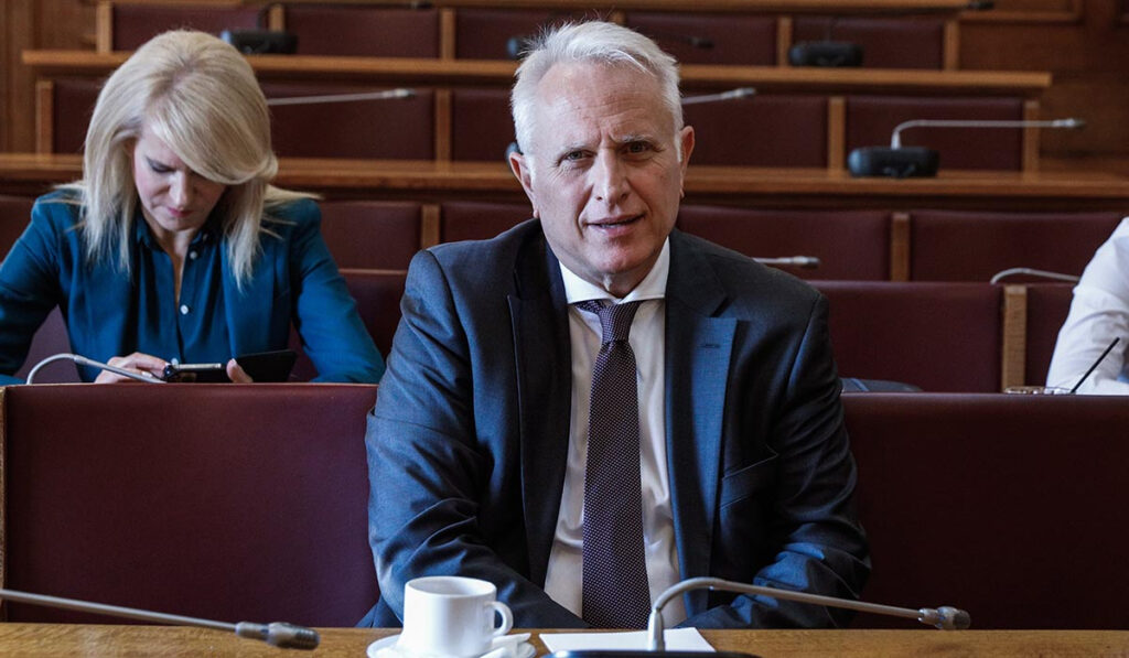 Ραγκούσης για Τέμπη: Το πόρισμα αποδεικνύει την παράνομη μετάταξη του μοιραίου σταθμάρχη