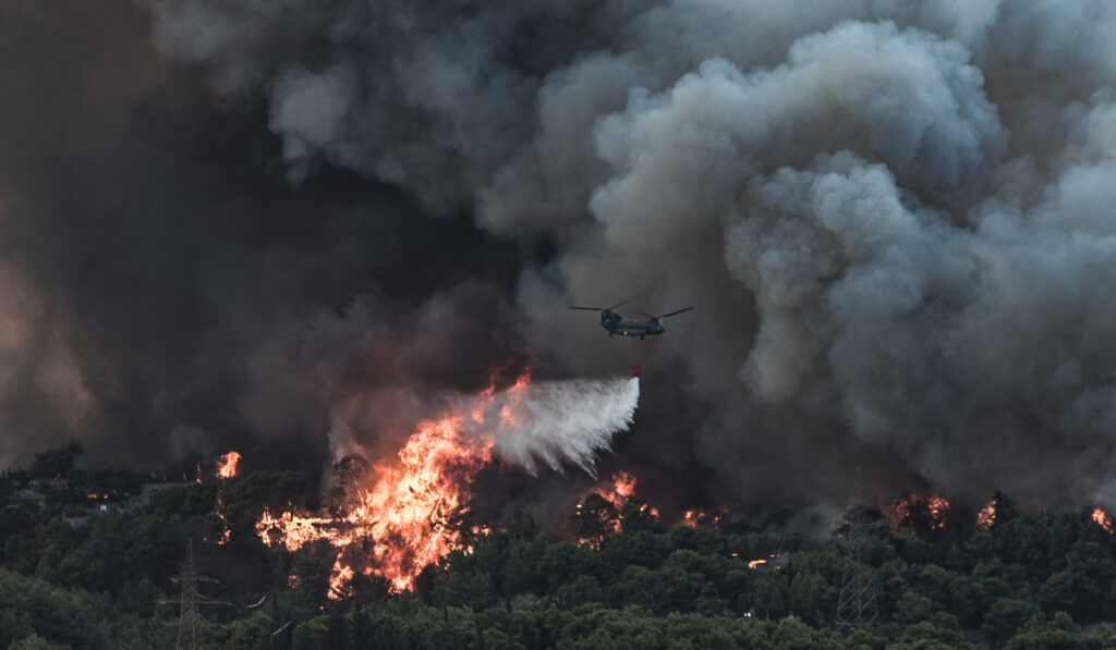 Φωτιά στη Βαρυμπόμπη: Διεκόπη η κυκλοφορία στην Νέα Οδό στο τμήμα Καπανδρίτι – Λυκόβρυση