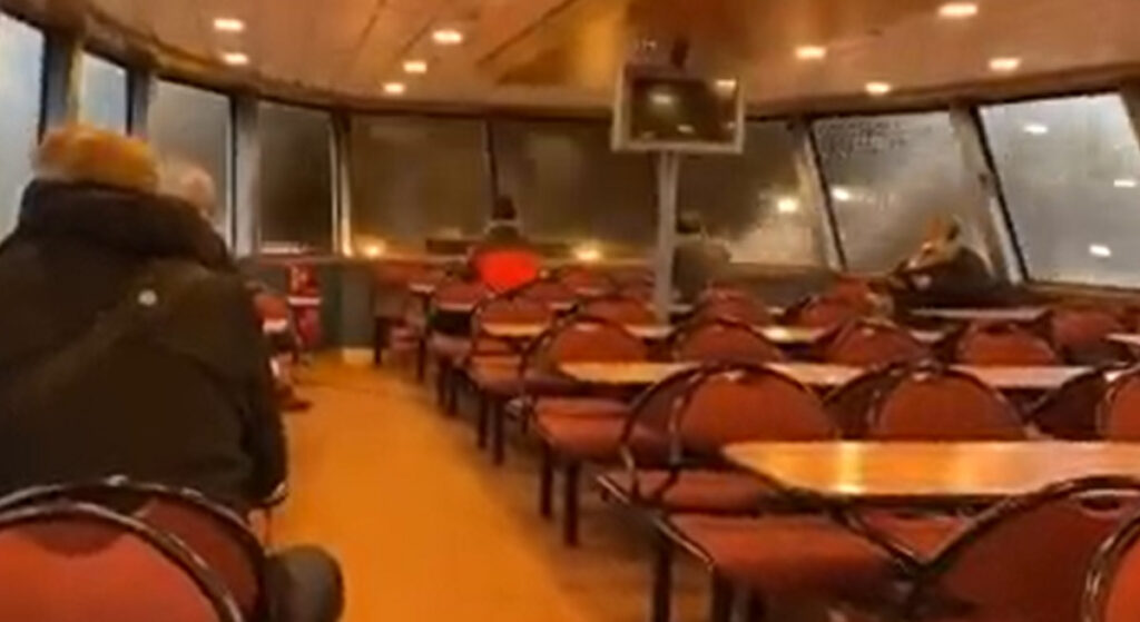 Σοκαριστικό βίντεο: Κύμα σπάει τα τζάμια πλοίου – Η αντίδραση των επιβατών