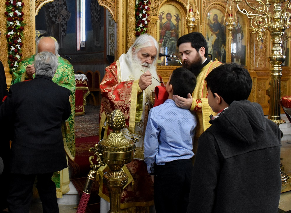 Κορονοϊός – Δημοσκόπηση: 7 στους 10 τάσσεται υπέρ της αναβολής της Θείας Κοινωνίας