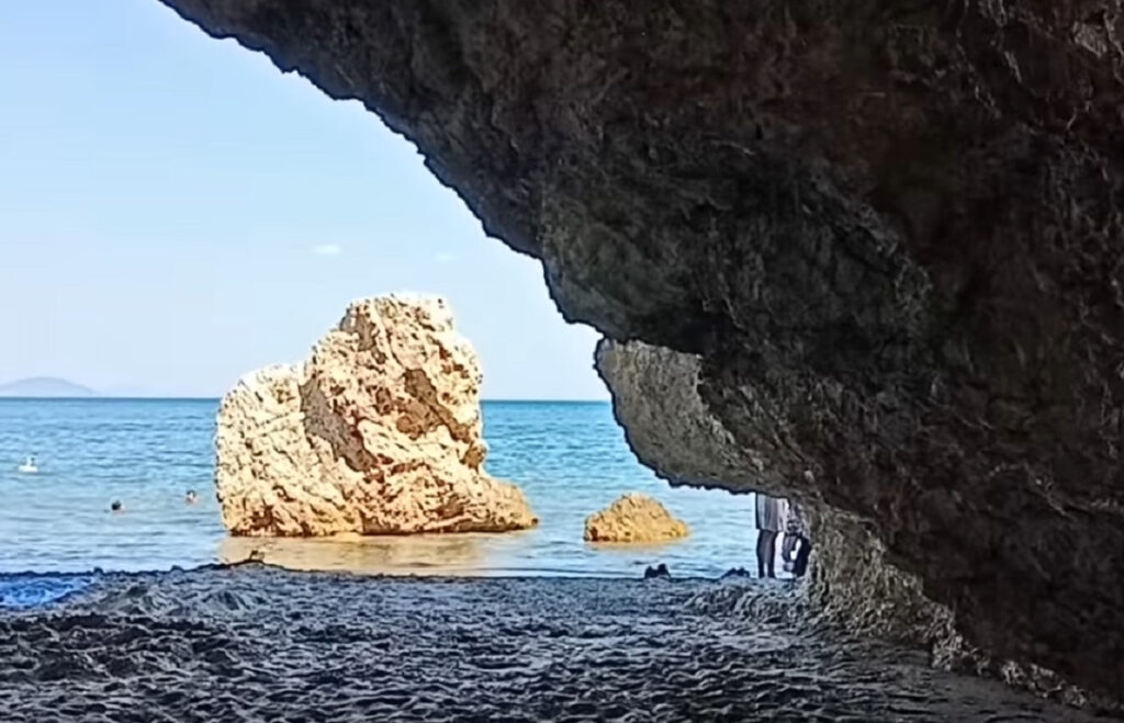 Η κρυφή παραλία που δεν την πιάνει ποτέ ο ήλιος