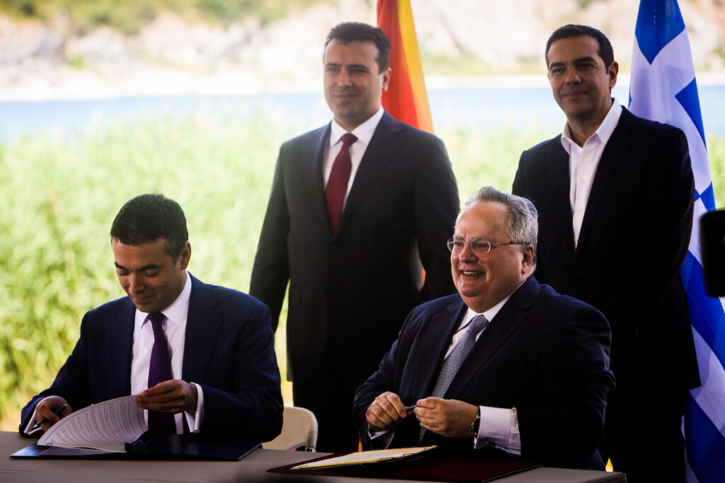 Πρέσπες: Η περηφάνια του Τσίπρα και οι λαθρεπιβάτες της Ιστορίας