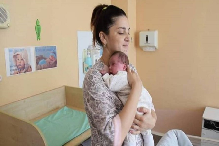 Γέννησε δίδυμα με διαφορά 11 εβδομάρων