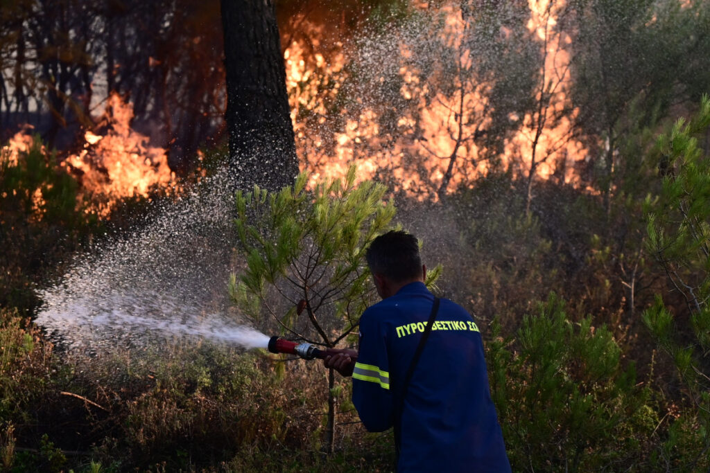 Φωτιά στην «καρδιά» της Αθήνας, στου Φιλοπάππου – Τέθηκε άμεσα υπό έλεγχο