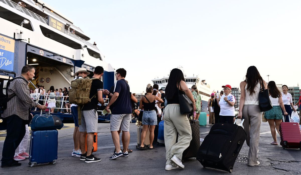 Γεμάτα τα πλοία, ουρές στον Πειραιά: Φεύγουν άρον-άρον για το Πάσχα πριν την απεργία της Μ. Τετάρτης