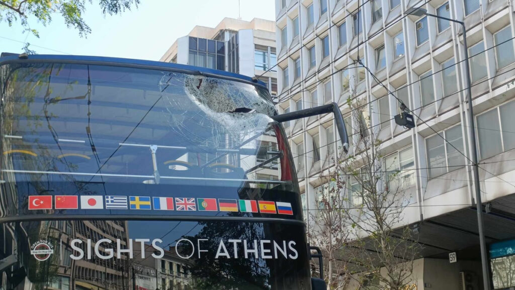 Απίστευτο ατύχημα με τουριστικό λεωφορείο και τρόλεϊ στην Πανεπιστημίου – Αναφορές για τραυματίες