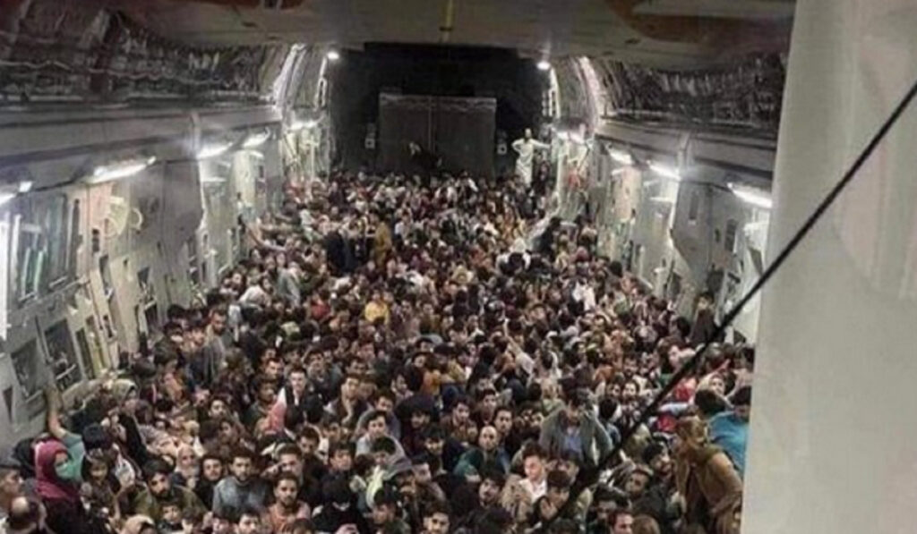 Συγκλονιστική εικόνα – 600 Αφγανοί στοιβαγμένοι σε στρατιωτικό αεροσκάφος των ΗΠΑ