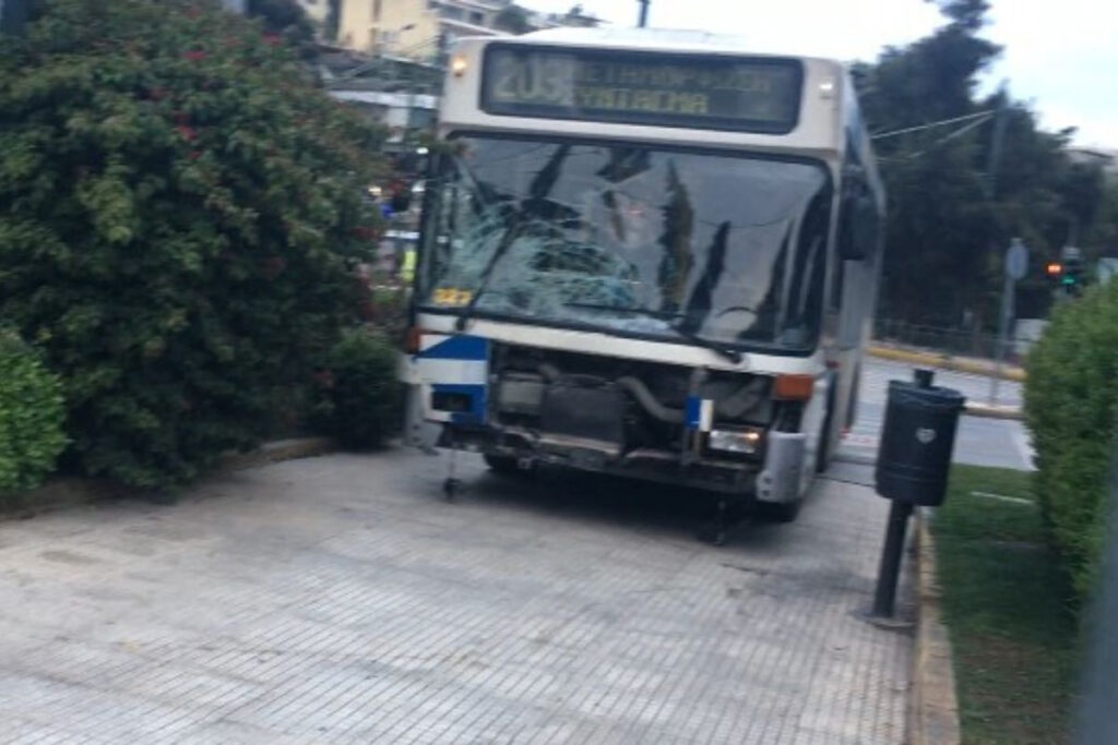Τροχαίο στο Καλλιμάρμαρο: Νεκρός ο οδηγός μηχανής που συγκρούστηκε με λεωφορείο