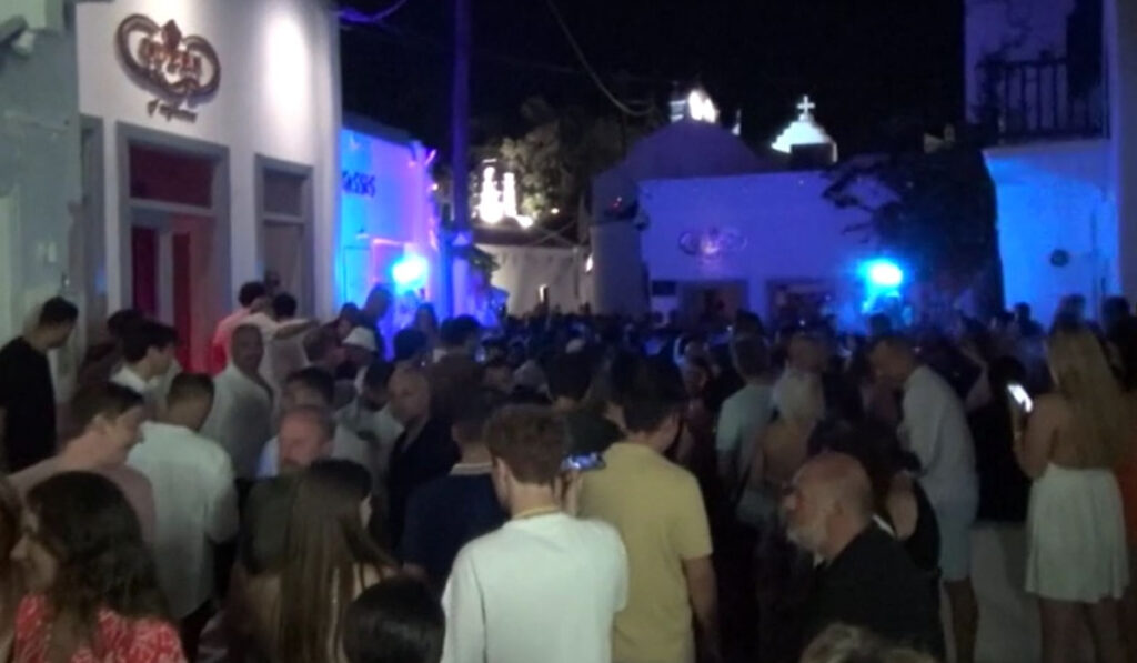 «Κομφούζιο» στα σοκάκια της Μυκόνου – Τα Ματογιάννια έγιναν… υπαίθριο κλαμπ