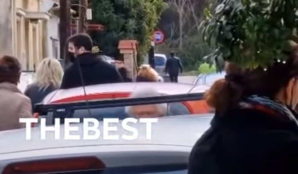 Με αστυνομική παρουσία το μνημόσυνο των τριών κοριτσιών στην Πάτρα – Πιασμένοι χέρι χέρι οι γονείς