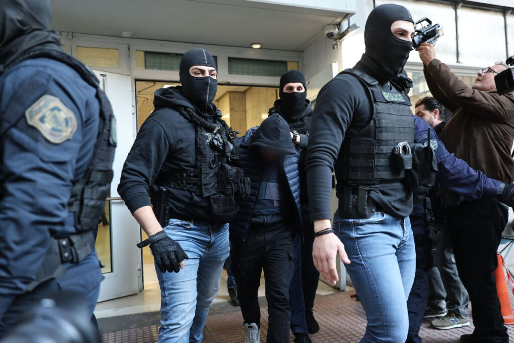 Χαραμάδα αισιοδοξίας για τον 31χρονο αστυνομικό: Ψάχνουν τον «σκληρό πυρήνα» που είχε ρόλο καθοδηγητή