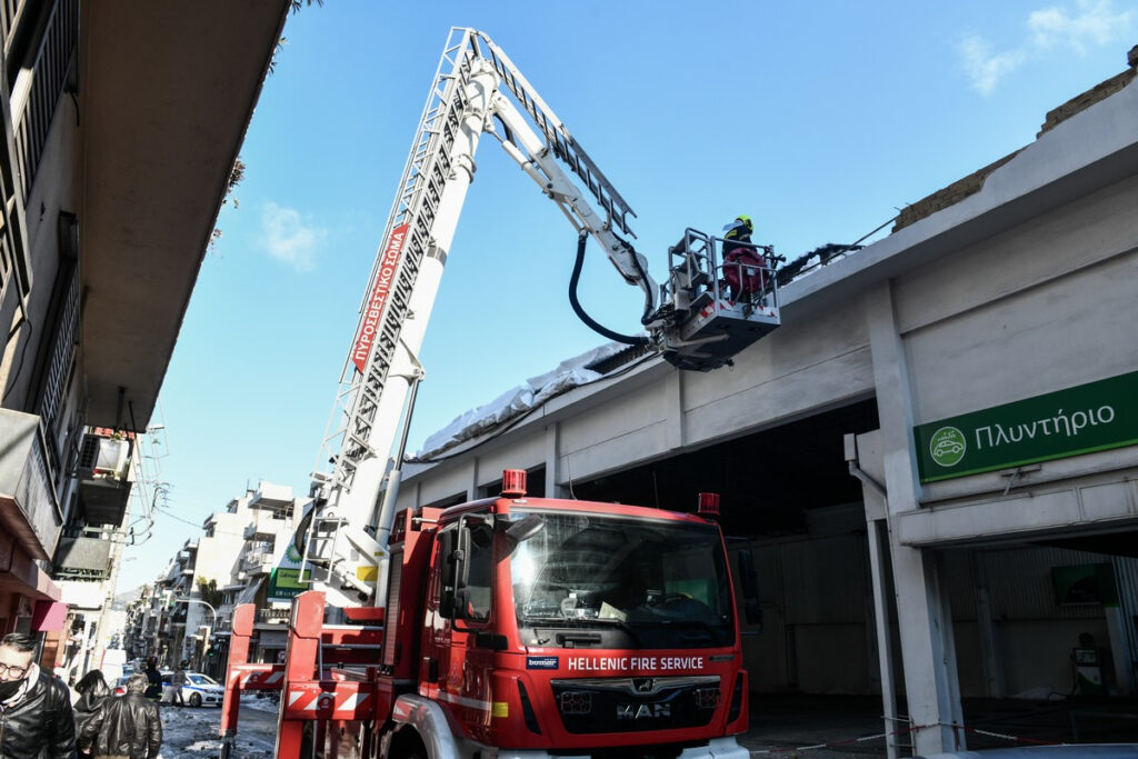 Κατέρρευσε οροφή βενζινάδικου στον Βύρωνα – Κλειστή η Φορμίωνος
