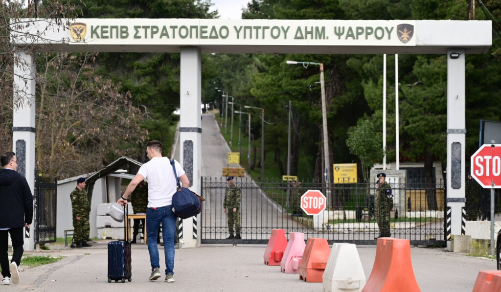 Παρουσιάστηκε στον Στρατό ο Στέφανος Κασσελάκης – Πέρασε την πύλη στη Θήβα