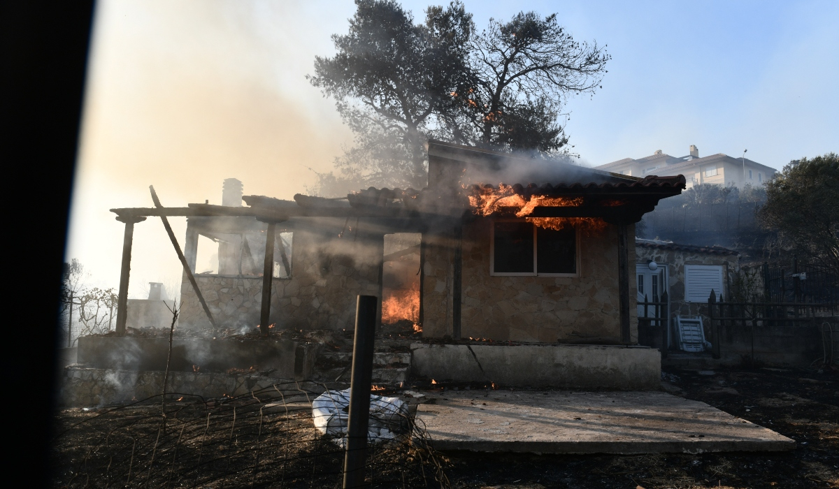 Φωτιά στην Αττική: Ριπές ανέμων πάνω από 100 χλμ/ώρα στην Πεντέλη – Απίστευτο άλμα θερμοκρασίας στην Παλλήνη