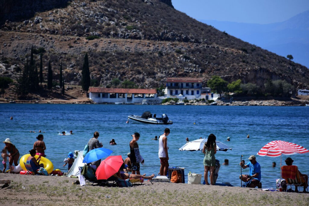 Καιρός: Αρχίζει η επέλαση του μίνι φθινοπωρινού «καύσωνα» – 39 βαθμοί, αλλά και βροχές