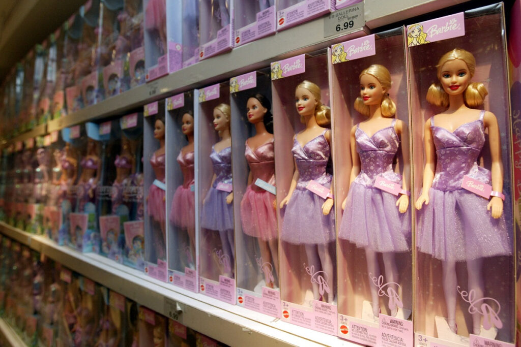 Τι… κάνουν δεκάδες «Barbie» και «Ken» στα κομμωτήρια της Θεσσαλονίκης