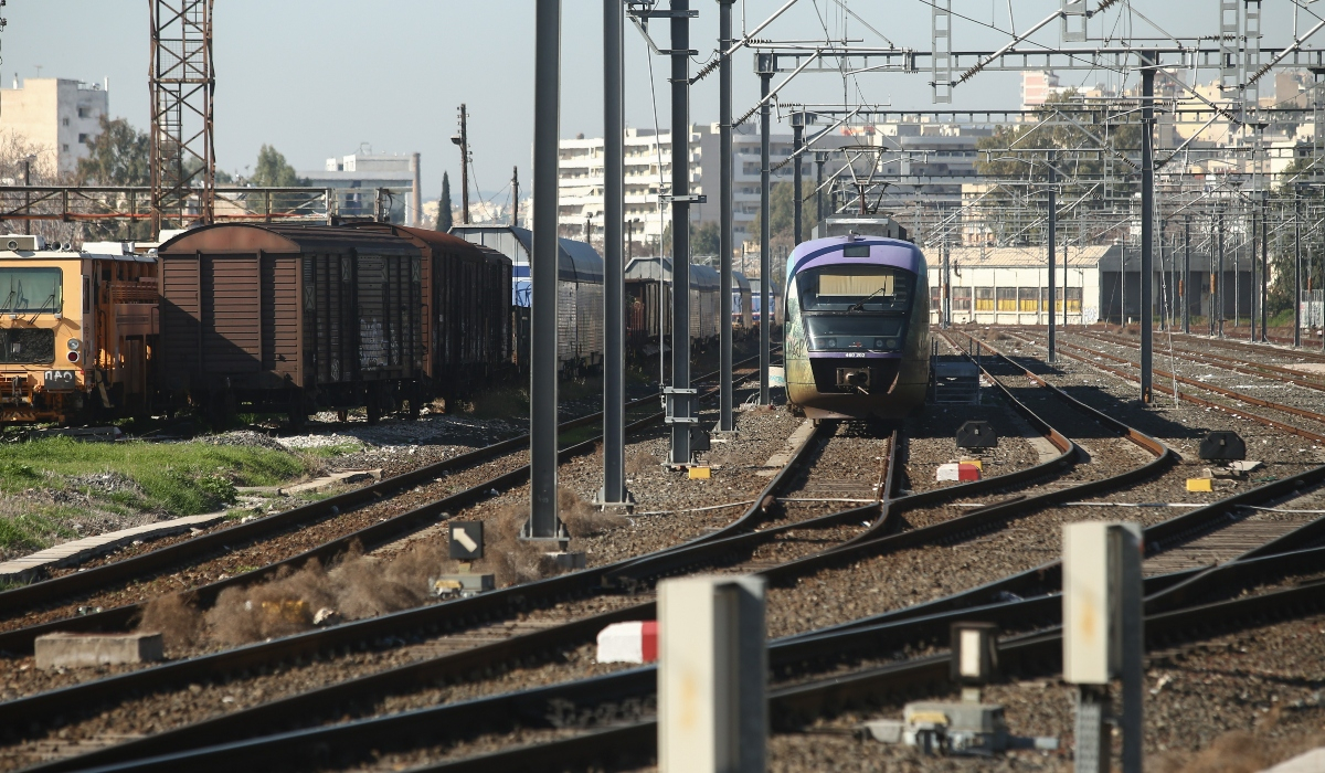 Τέμπη, 2 χρόνια μετά: Τρένα κινούνται ακόμη στα τυφλά – Διορθώνουν βλάβες με… πατέντες